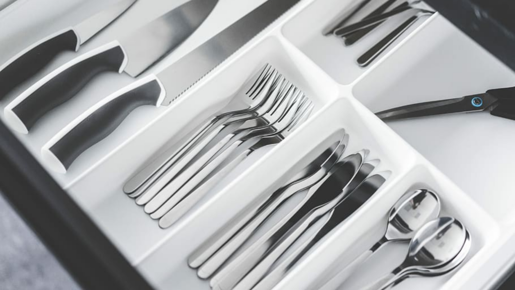 THE BENEFITS OF USING CUTLERY TRAYS FOR DRAWER ORGANIZATION