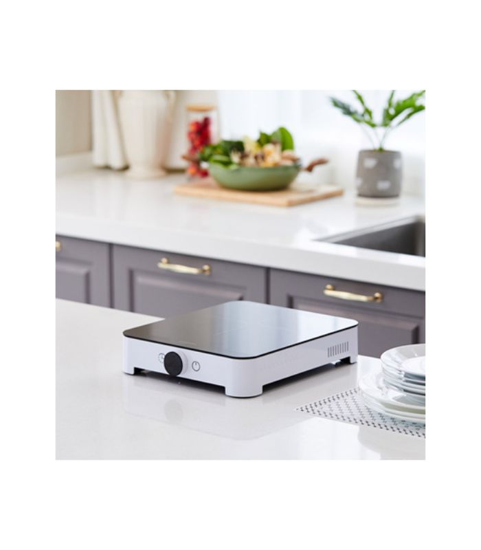 A single induction cooktop by Hanssem, placed on a kitchen countertop, surrounded by kitchenware.